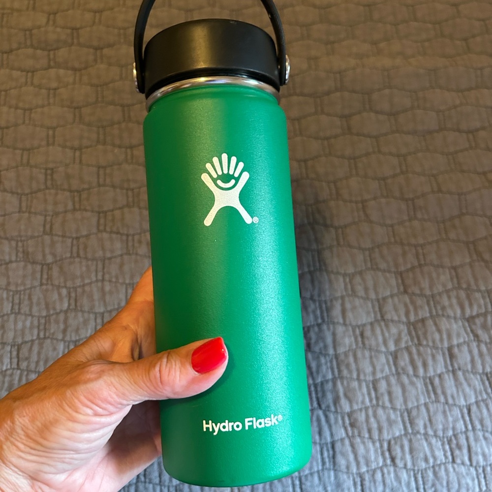 Hydro Flask Emerald Bottle with Black Lid 20oz